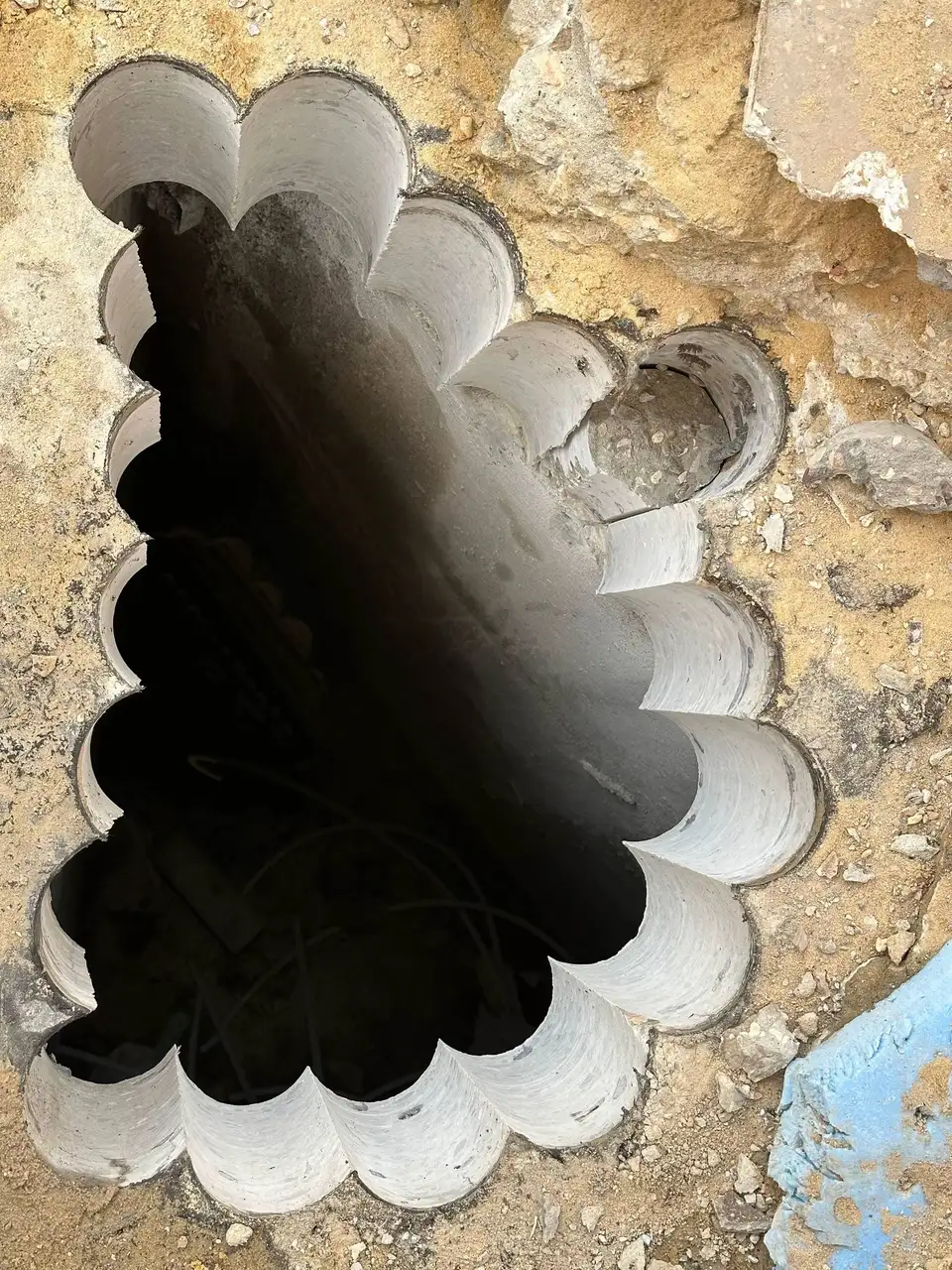فتحة دائرية كبيرة في أرضية خرسانية
