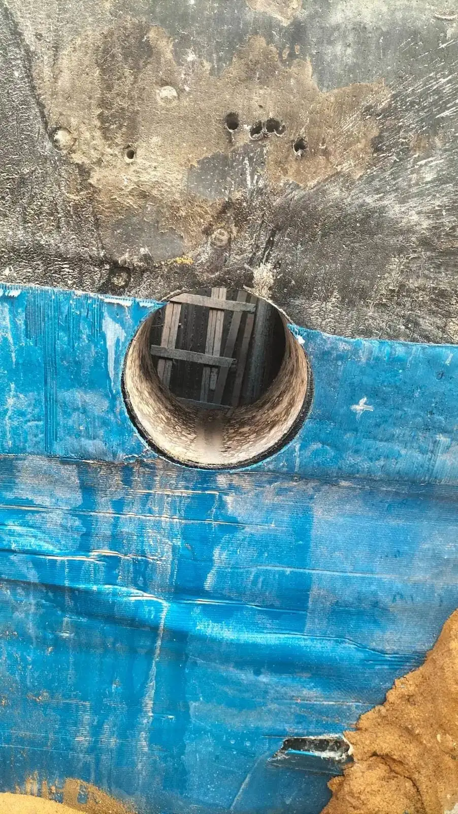 فتحة كبيرة لمرور ماسورة عبر بلاطة خرسانية