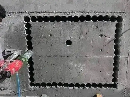 حدود فتحة مستطيلة محددة في حائط خرساني
