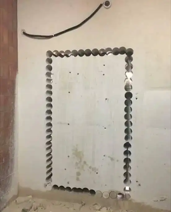 تجهيز فتحة حائط مستطيلة قبل إزالة الجزء الخرساني