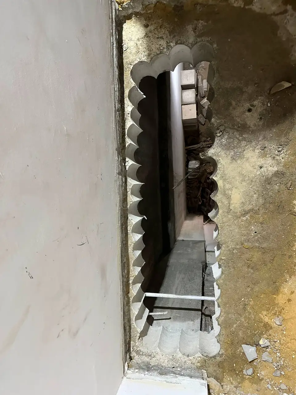 فتحة حائط رأسية لمسار خدمات